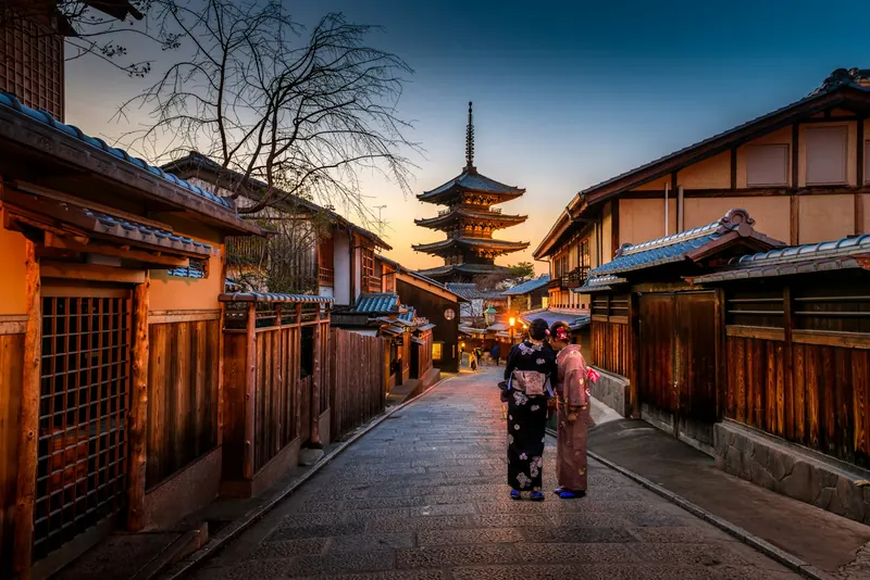 Ruelle japonaise à l’heure dorée